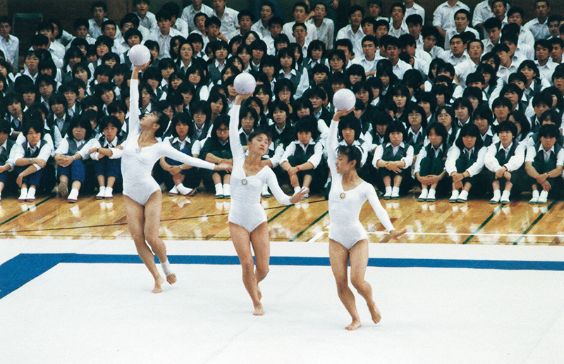 第二体育館完成を記念して体操の模範演技が行われました。写真は第一アリーナで模範演技を披露する日本体育大学器械体操部。（昭和６２年７月）