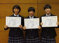 女子敢闘賞(左から中平さん、宮本さん、石川さん)