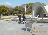 平和記念公園における献花(STAコース)