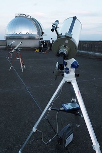 屋上に多数の望遠鏡