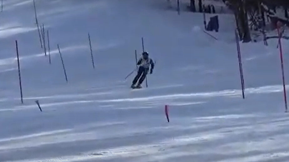 スキー競技アルペン回転の様子