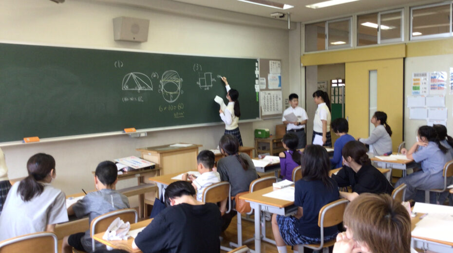 黒板を使ってテクニックを解説している中学生