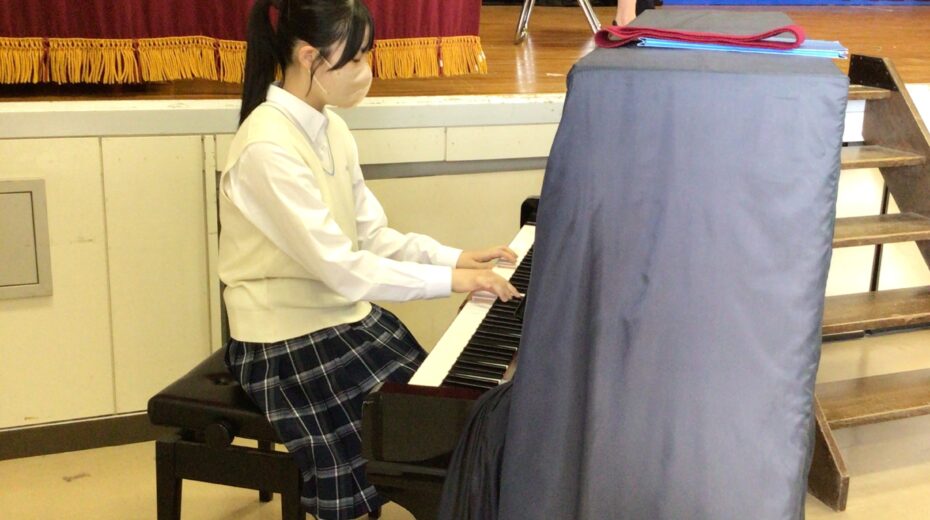ピアノ伴奏する間明田さん