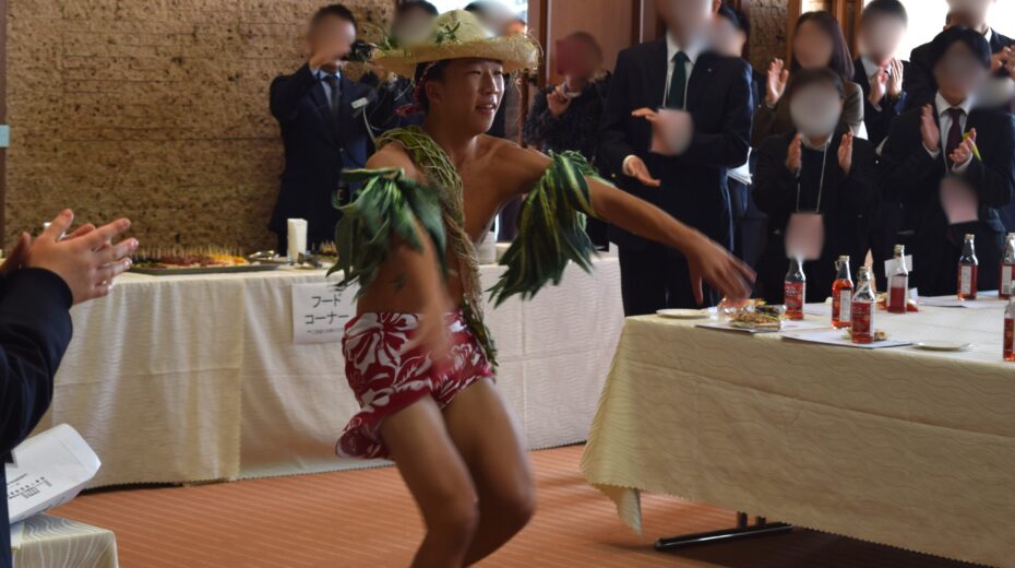 寺内さんによるタヒチアンダンス