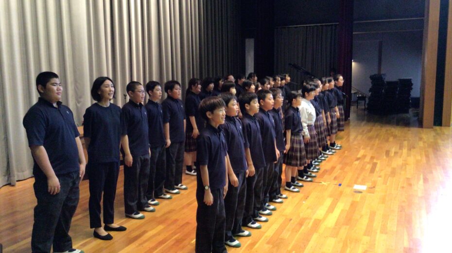 校歌斉唱を披露する中学1年生