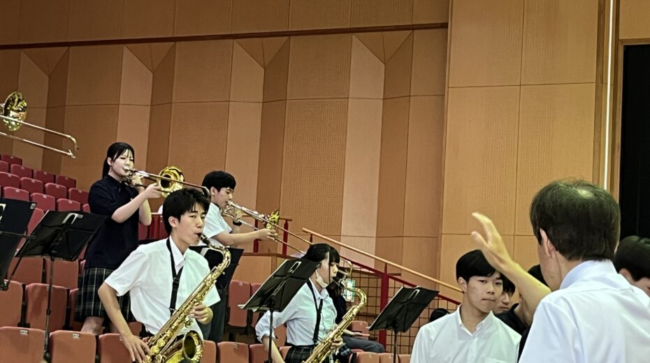 壮行式にて演奏する吹奏楽部➂