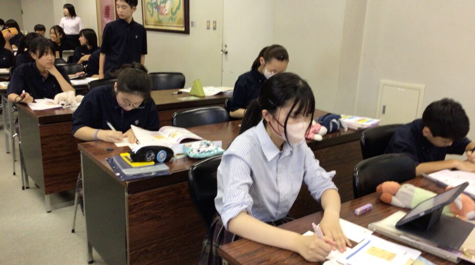 カラフルに暑中見舞いを彩る(１・２年生)