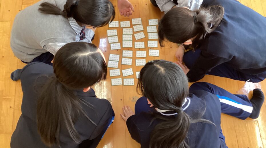 残り少ない枚数を競い合う