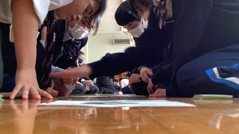 取り札に手を伸ばす