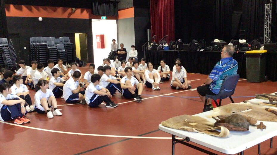 アボリジニーについての説明を聞く