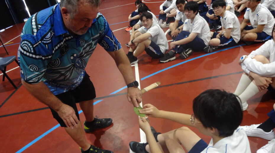 ユーカリの葉っぱに触れる