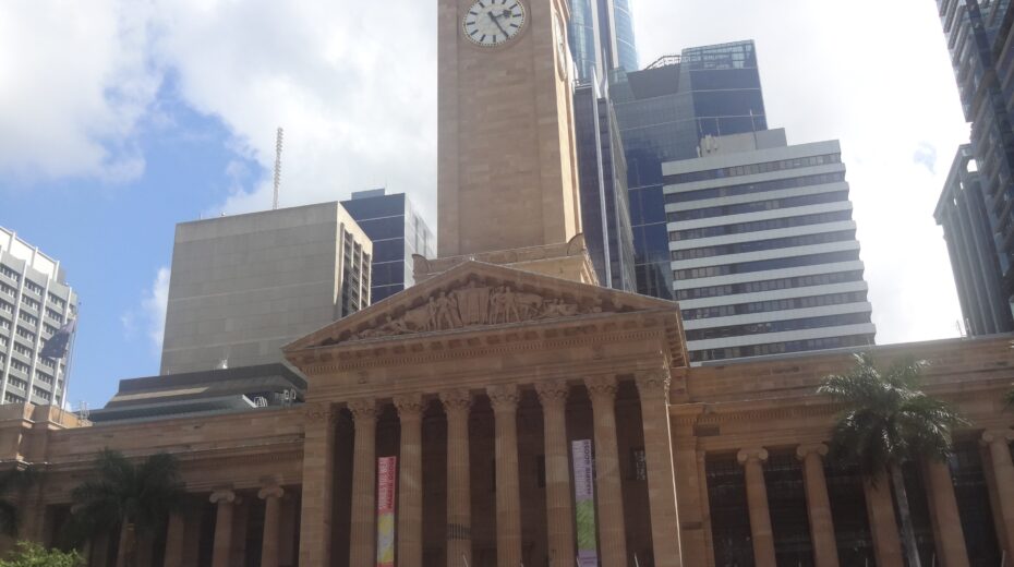 ブリスベン市庁舎前にて