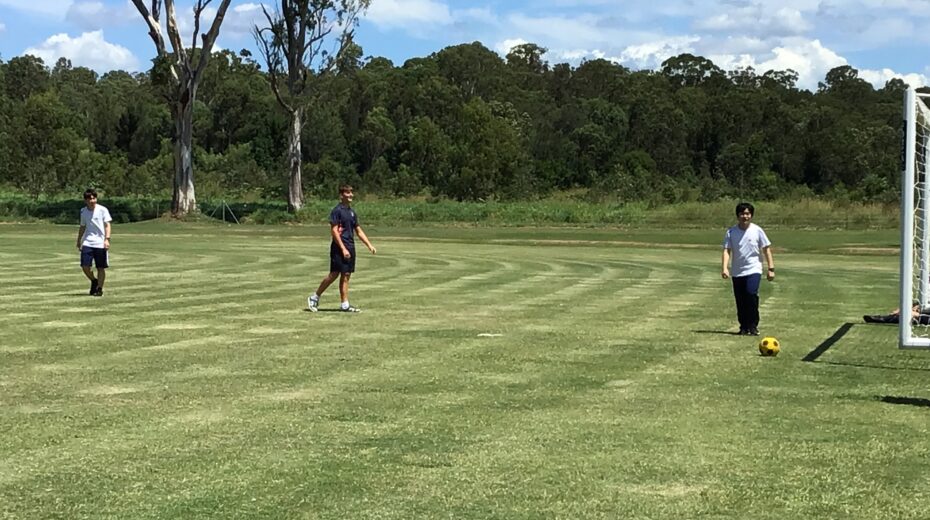 ランチ後にサッカー