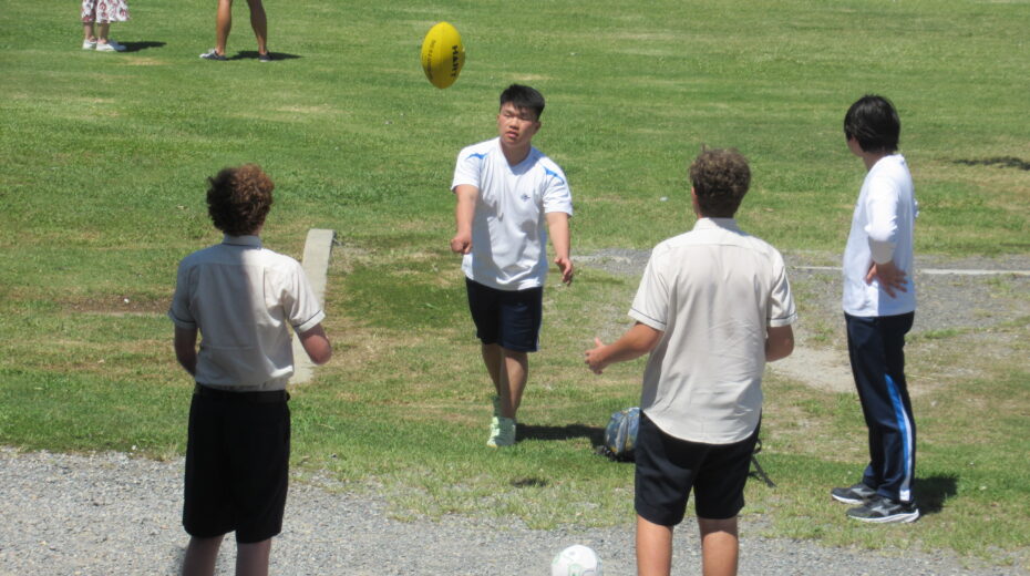 ランチ後にラグビー