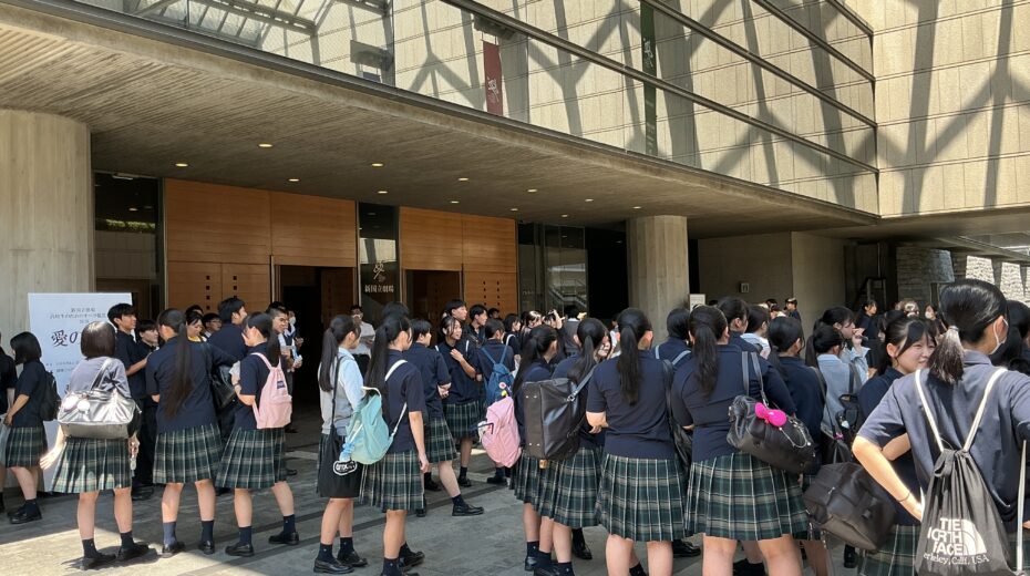 入場前の生徒たち
